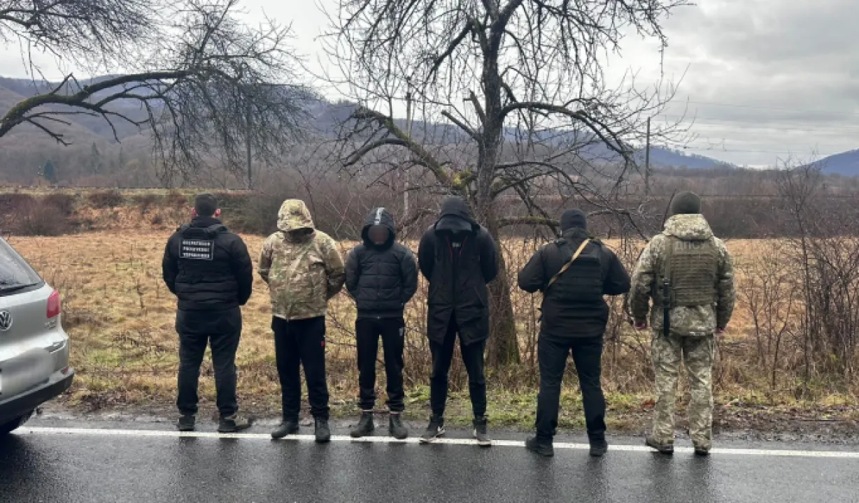 На Закарпатті ухилянти намагалися втекти за кордон у траурному кортежі 