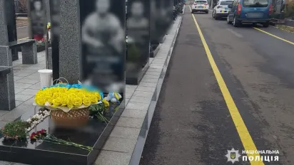 У Черкасах жінка вкрала ялинку з могили військового - фото