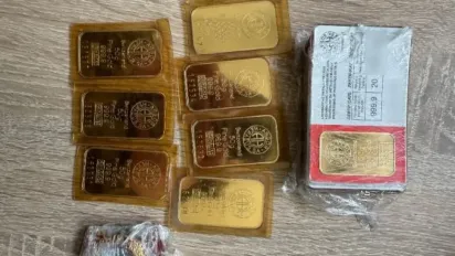 З України контрабандою майже вивезли золота на 6 млн грн: злитки ховали в підлокітнику авто - фото