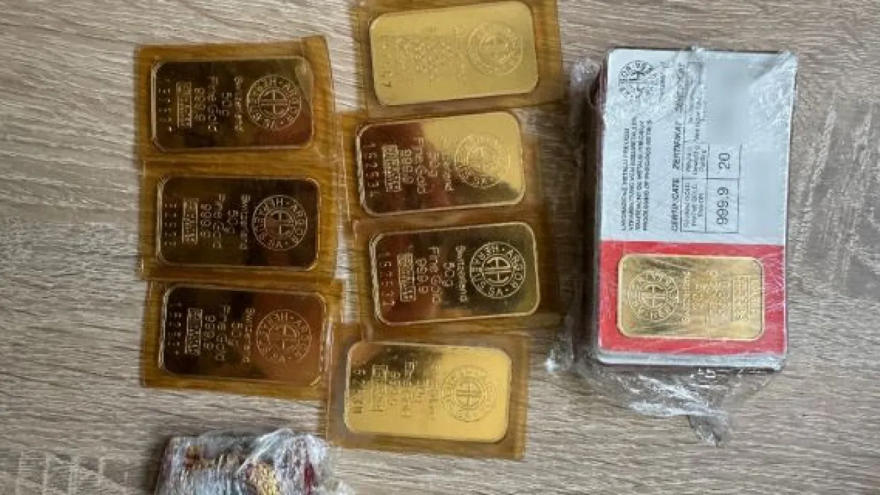 З України контрабандою майже вивезли золота на 6 млн грн: злитки ховали в підлокітнику авто 