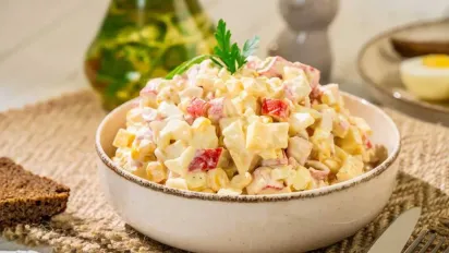 Як по-новому приготувати салат із крабовими паличками: простий рецепт - фото