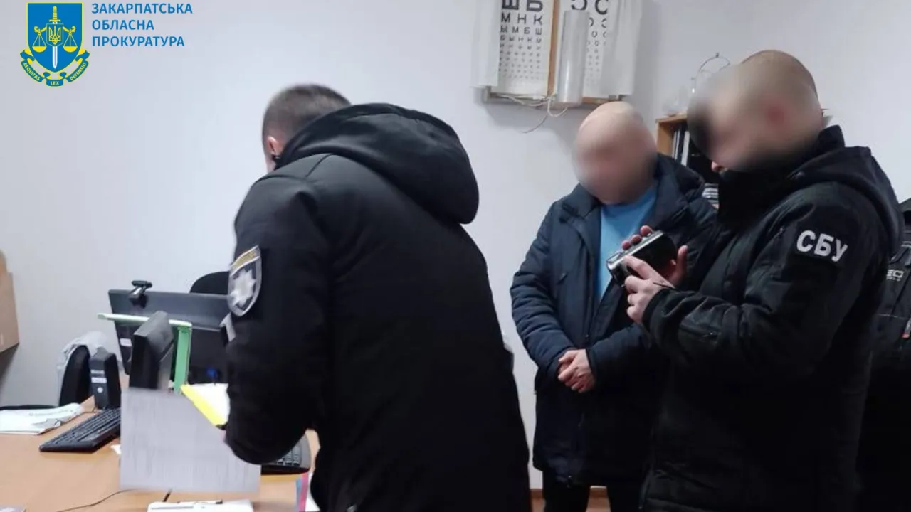 Фіктивна інвалідність за 6000 доларів: на Закарпатті викрили двох медиків 