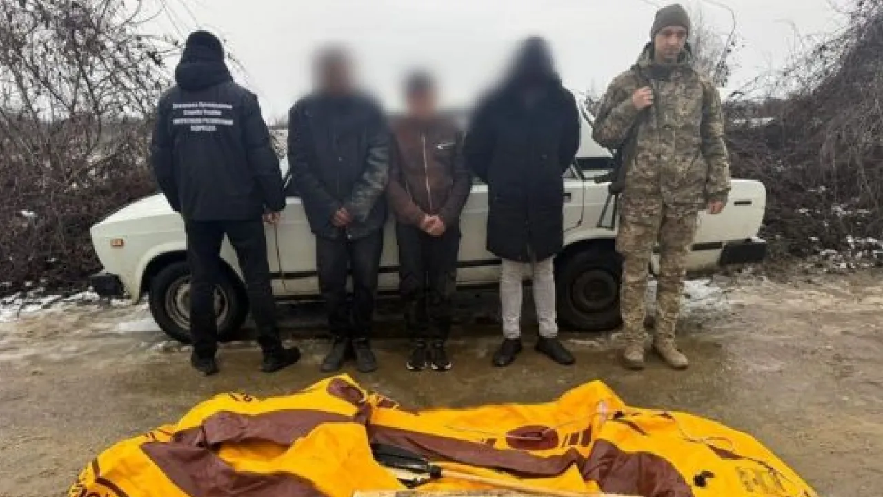 Хотіли переплисти Тису: на Закарпатті затримали переправника з ухилянтами та човном 