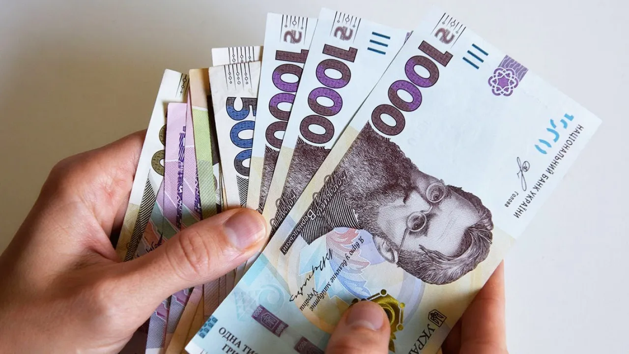 Гроші з карток частини пенсіонерів можуть забрати: кого зачепить та як поновити виплати 