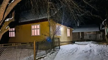На Прикарпатті чоловік сокирою забив до смерті сусідку - фото