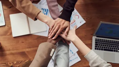 Три знаки зодіаку, які піднімуться кар’єрними сходами вже в січні 2025 року - фото