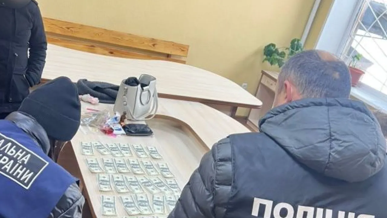 На Сумщині працівницю ТЦК затримали на хабарі в 3000 доларів 