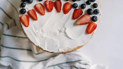 Рецепт простого сметанника: ніжний і смачний десерт до чаю - фото