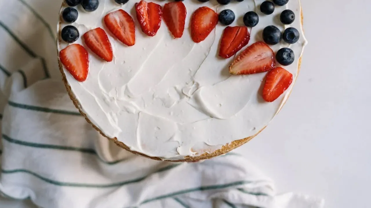 Рецепт простого сметанника: ніжний і смачний десерт до чаю 