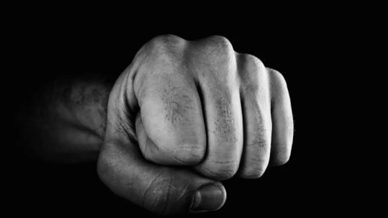 У Полтаві чоловік побив незнайому жінку, яка відмовилася дати йому 10 гривень 