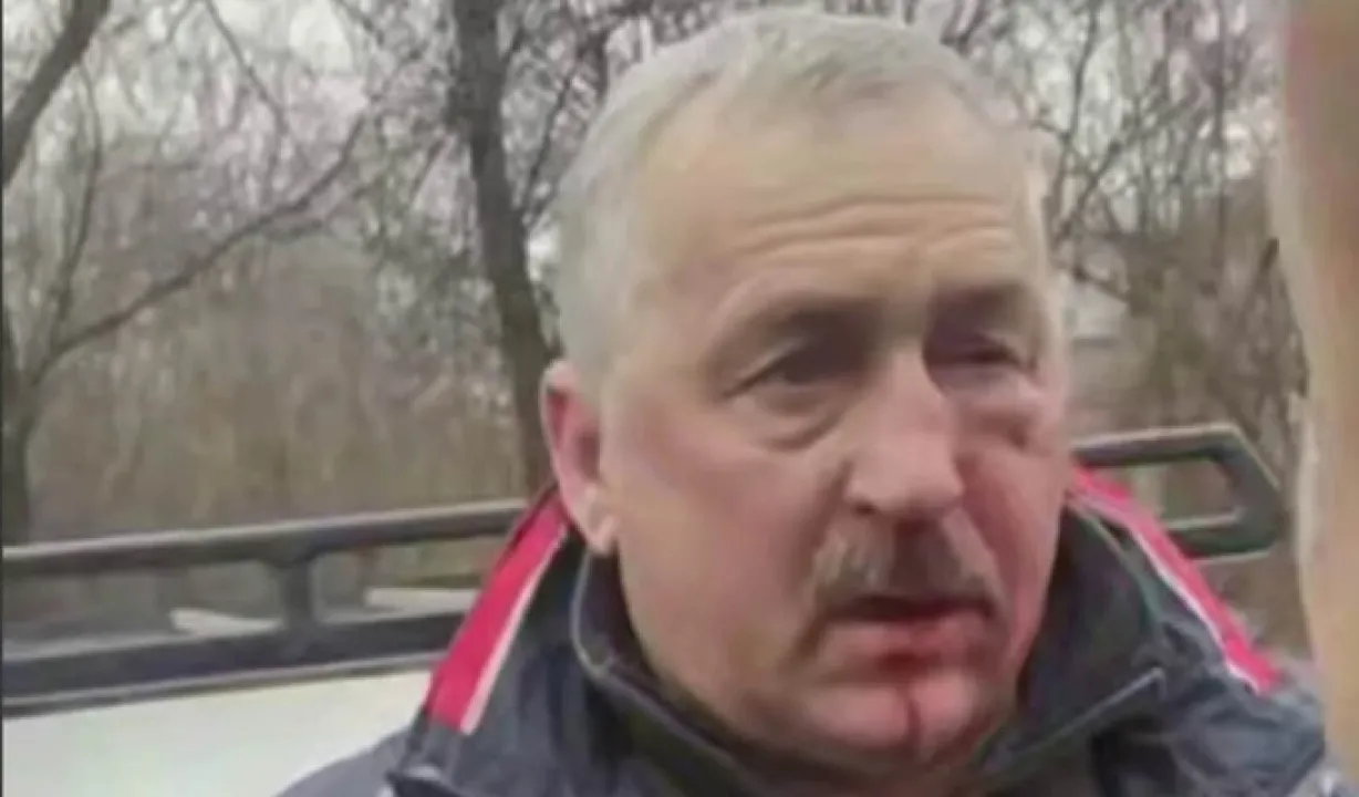 На Дніпропетровщині двоє чоловіків побили пенсіонера посеред дороги 