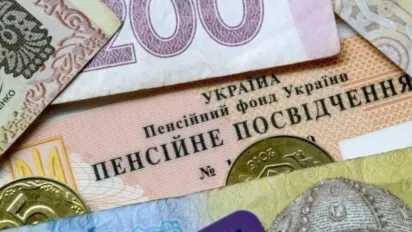 У пенсіонерів можуть вилучити гроші з картки: як цього уникнути - фото