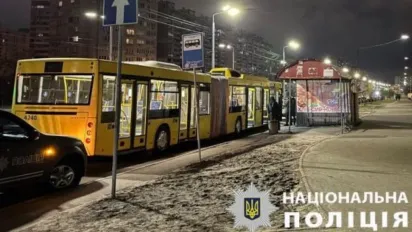 У Києві пасажир автобуса порізав 17-річного юнака бритвою через гучну музику - фото