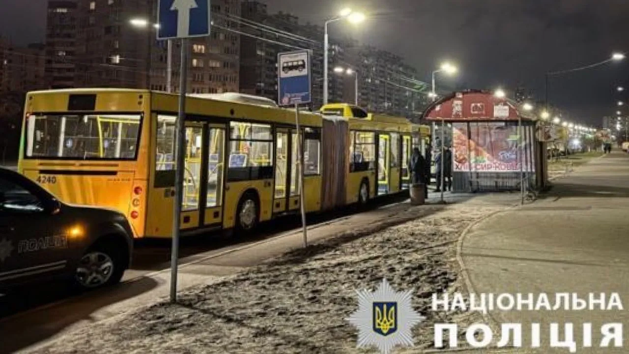 У Києві пасажир автобуса порізав 17-річного юнака бритвою через гучну музику 