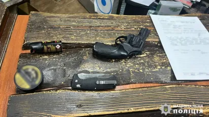 На Черкащині жінка увійшла до магазину з пістолетом і відкрила вогонь - фото