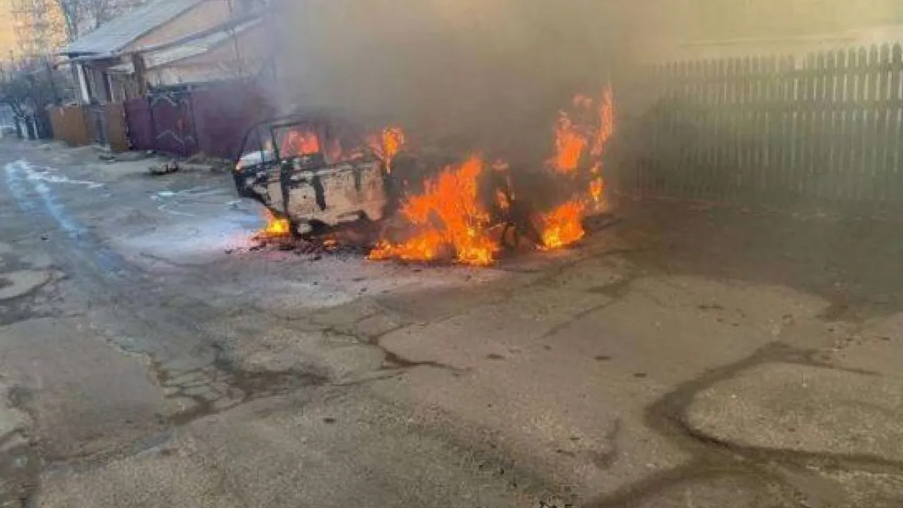 У Чернівцях горіла автівка, в якій перебували батько з дитиною 