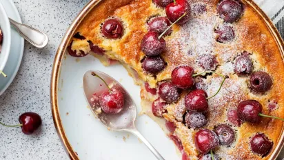 Повітряна шарлотка з вишнями: домашній смаколик для будь-якої нагоди - фото