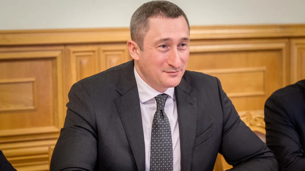 Міністр обіцяє бронювання чоловікам, якщо вони повернуться з-за кордону, але є умова 