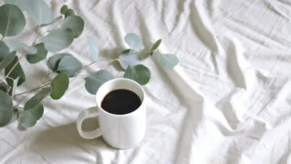 Як відіпрати сліди від кави: ефективні поради - фото