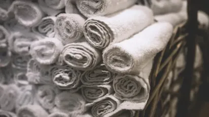 Як відпрати кухонні рушники від жиру та прибрати неприємний запах - фото