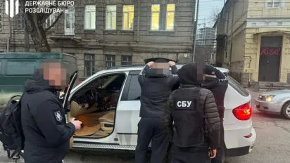 На Дніпропетровщині адвокат за 12 тис. доларів допомагав уникнути мобілізації - фото