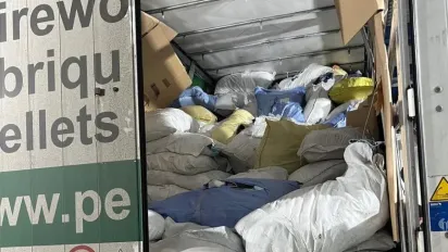 На кордоні з Польщею затримали фуру з контрабандним одягом на 2 млн грн - фото