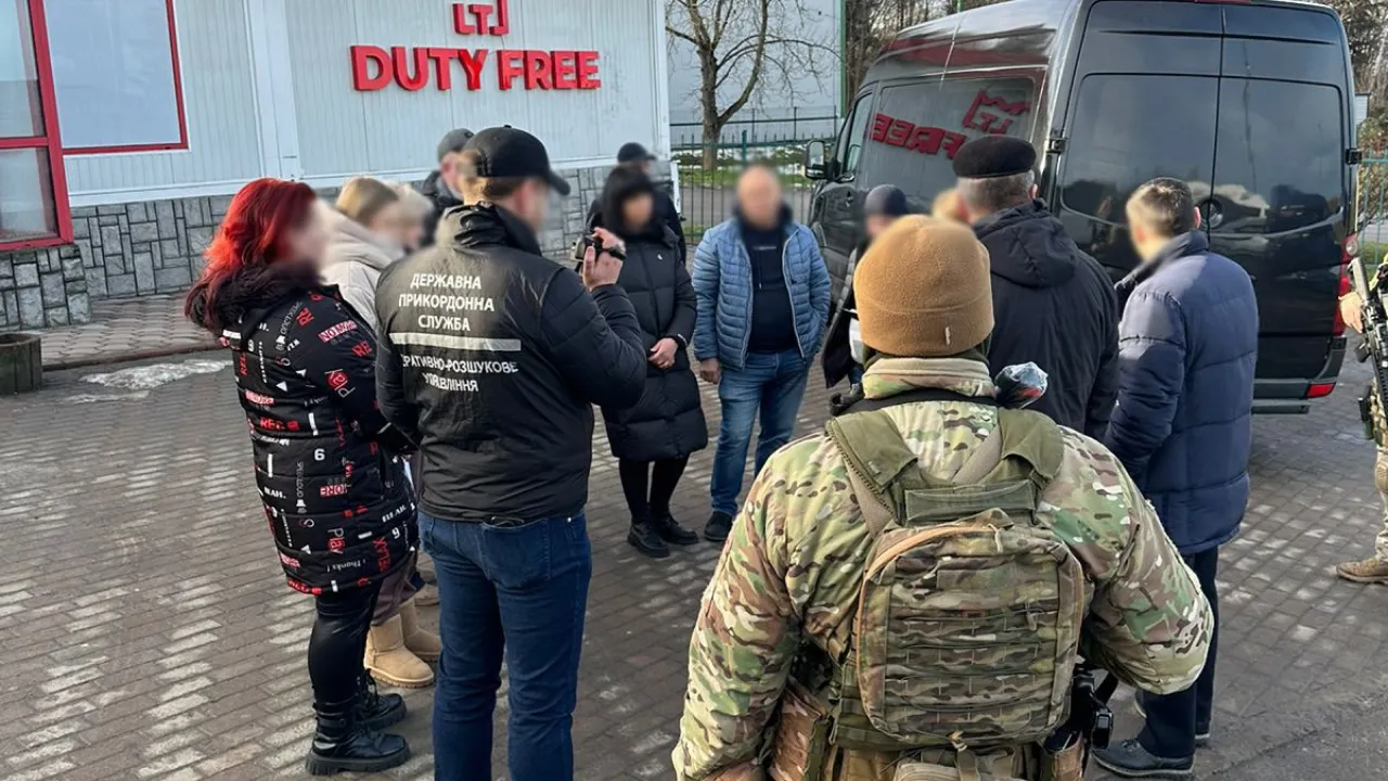 На кордоні затримали сутенерку, яка везла жінок для сексуальної експлуатації у Чехію 