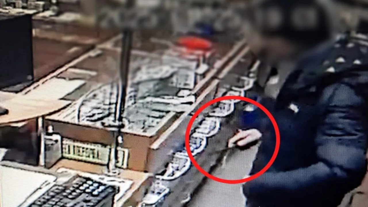 У Києві чоловік з ножем пограбував аптеку 