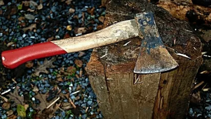 На Хмельниччині через чоловік кинувся на жінку з сокирою через ревнощі - фото