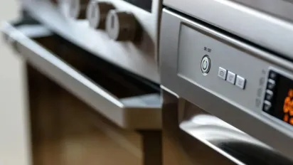 Як швидко очистити духовку від нагару: ефективні методи та лайфхаки - фото