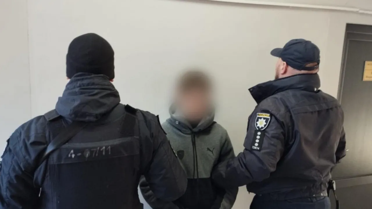 Вдарив ножем у серце: на Закарпатті син намагався вбити власну матір 