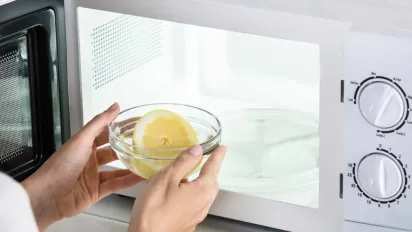 Як легко та швидко помити мікрохвильову піч: ефективні методи та лайфхаки - фото