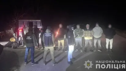 На Закарпатті 13 ухилянтів перевозили у КамАЗі з піском - фото