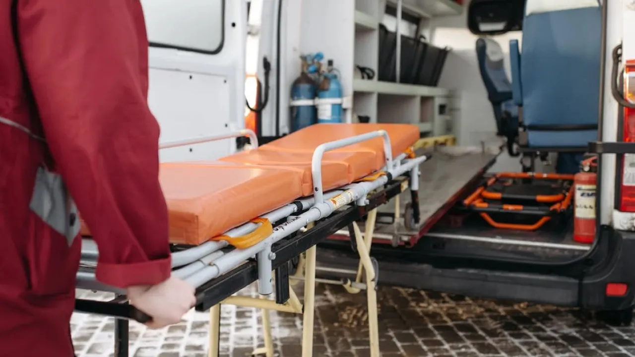 У Рівному на зупинці раптово померла жінка 