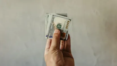 За скільки можна купити 100 доларів в Україні: прогноз банкіра до 16 лютого - фото