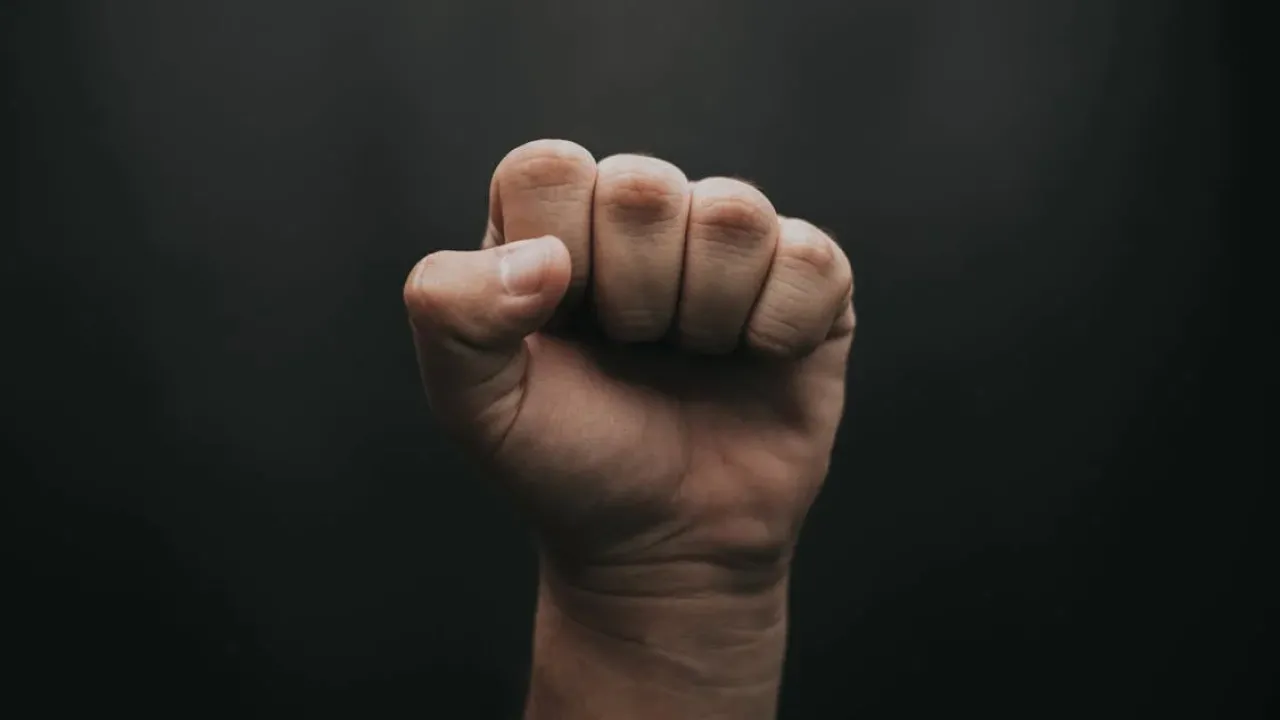 У Києві підлітки у масках побили та пограбували хлопця 