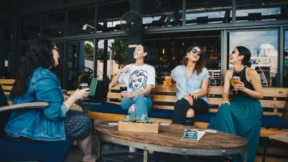 Вчені перевірили, чи дійсно жінки набагато балакучіші за чоловіків - фото