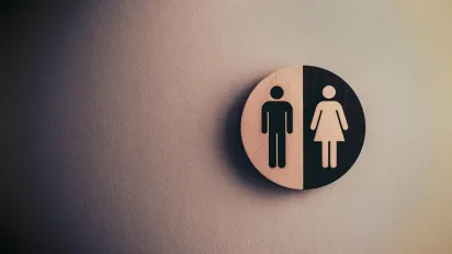 На Хмельниччині судили чоловіка, який підглядав за жінкою у вбиральні магазину - фото