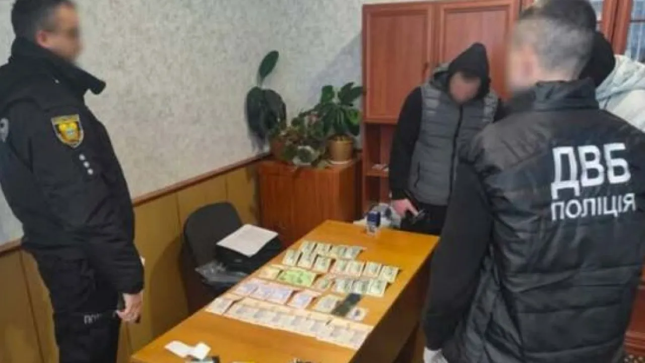 На Тернопільщині директор автошколи вимагав 250 доларів за здачу іспиту 