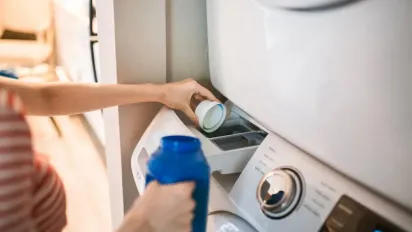 Як швидко вивести жирні плями з одягу: ефективні методи - фото