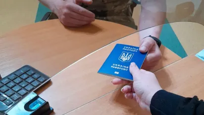 Коли українським чоловікам за кордоном почнуть видавати паспорти: відповідь МВС - фото