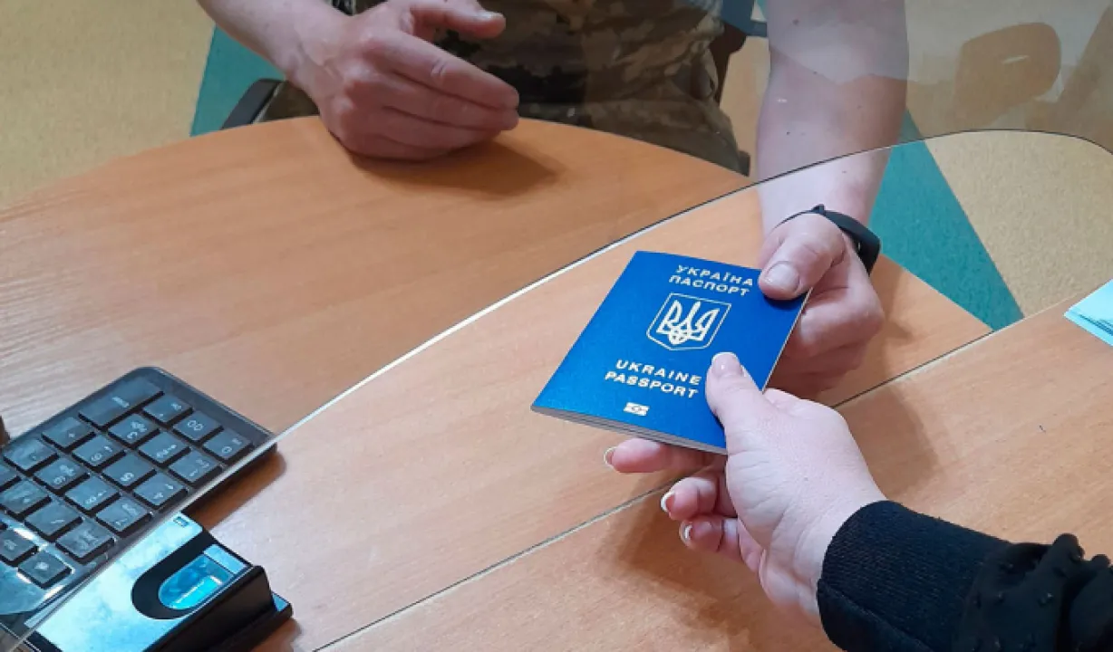Коли українським чоловікам за кордоном почнуть видавати паспорти: відповідь МВС 