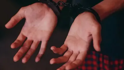 На Полтавщини чоловік розбещував 11-річну подружку своєї доньки - фото