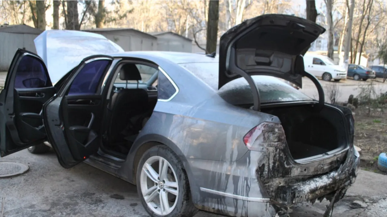 В Одесі безхатько підпалив авто чоловіка, який не пустив його у під’їзд 