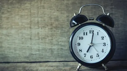 Перехід на літній час 2025: коли та чи буде Україна переводити годинники? - фото