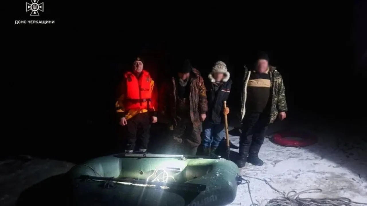На Черкащині на річці від берега відкололася крижина з трьома рибалками 