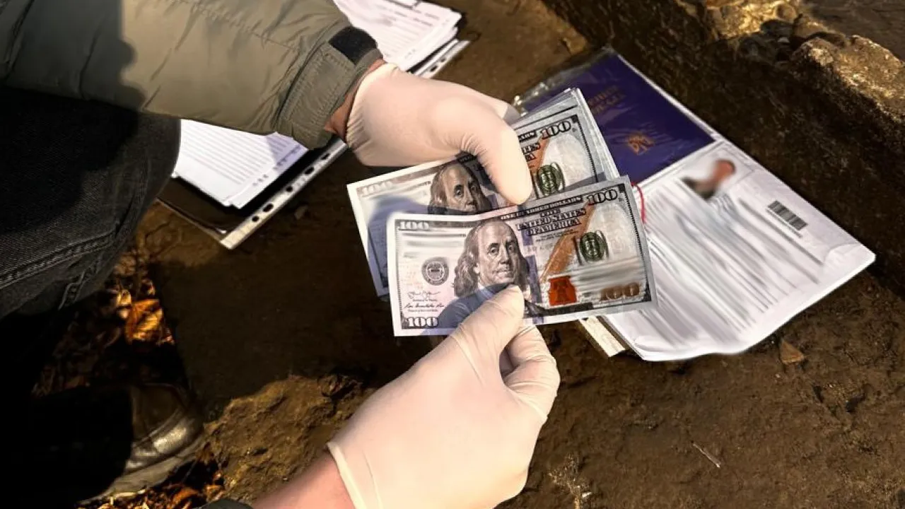 Працевлаштування з бронюванням за 3500 доларів: у Львові викрили працівника стратегічного підприємства 