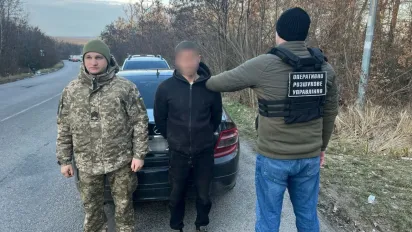 На Закарпатті прикордонники затримали групу чоловіків, які намагалися лісом пробратися до Словаччини - фото