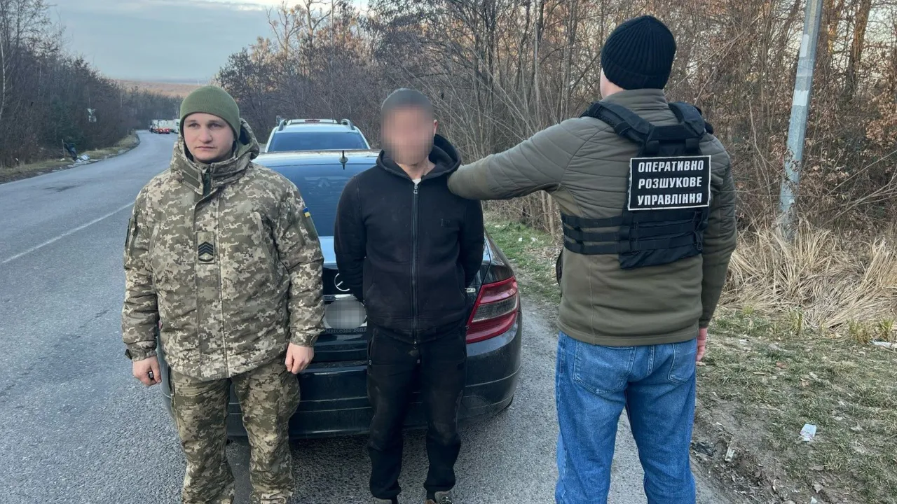 На Закарпатті прикордонники затримали групу чоловіків, які намагалися лісом пробратися до Словаччини 