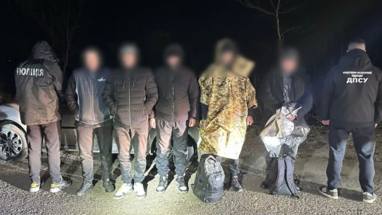 На Буковині біля кордону з Румунією затримали чоловіків у "плащах-невидимках" 
